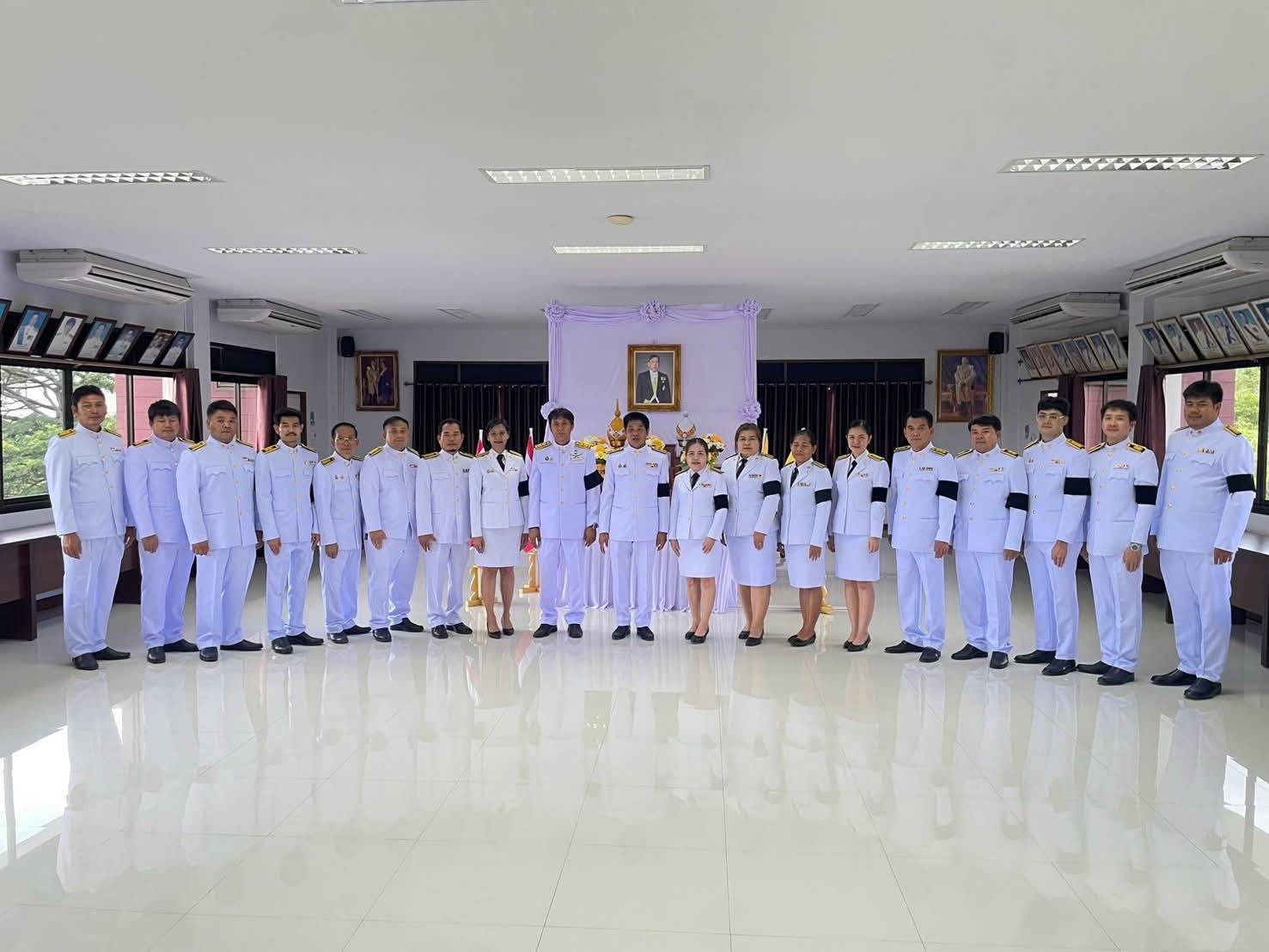พร้อมด้วยข้าราชการและเจ้าหน้าที่ในสังกัด กล่าวถวายพระพรชัยมงคลและคำปฏิญาณตนเป็นข้าราชการที่ดีและเป็นพลังของแผ่นดิน